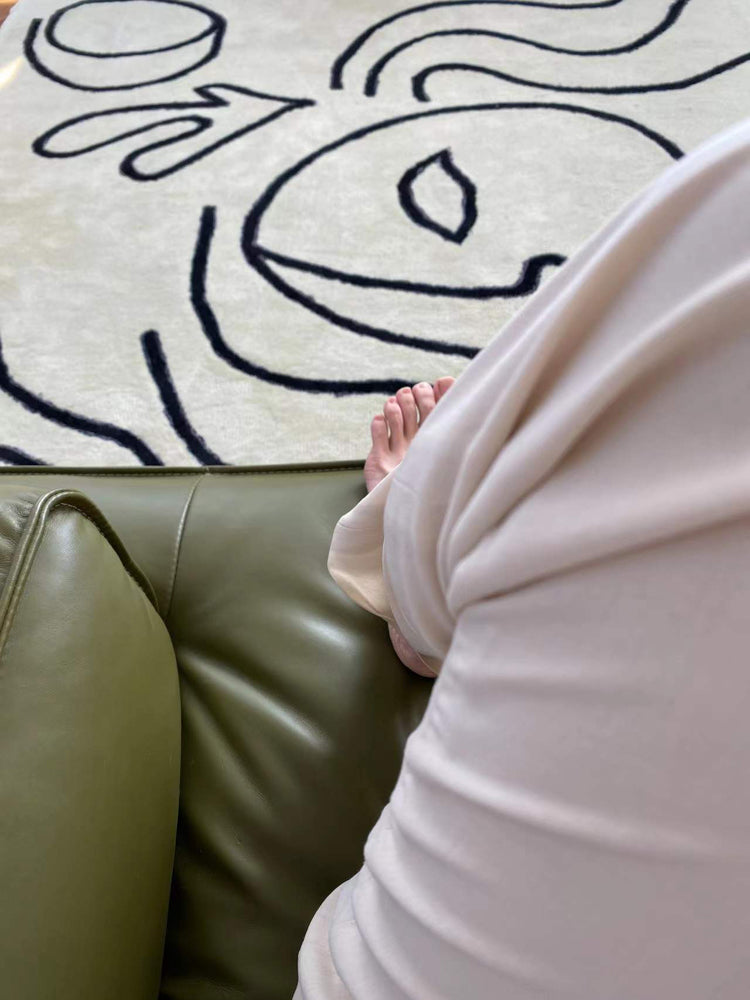 CP001-5 - Picasso Round Carpet Beverly Hills Customized Art Handmade Thick Black and White Minimalist Living Room Mat