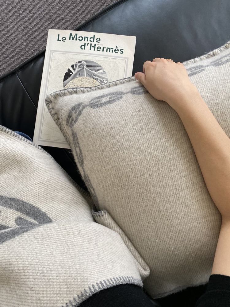 BD064 (Single) - Double-Sided Cashmere "Double Lock" Pillow