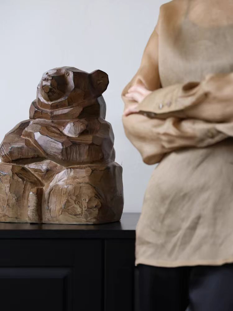DC240 - Home Collection of Hokkaido craftsmen "Guardian Bear" wood-like resin foyer ornament