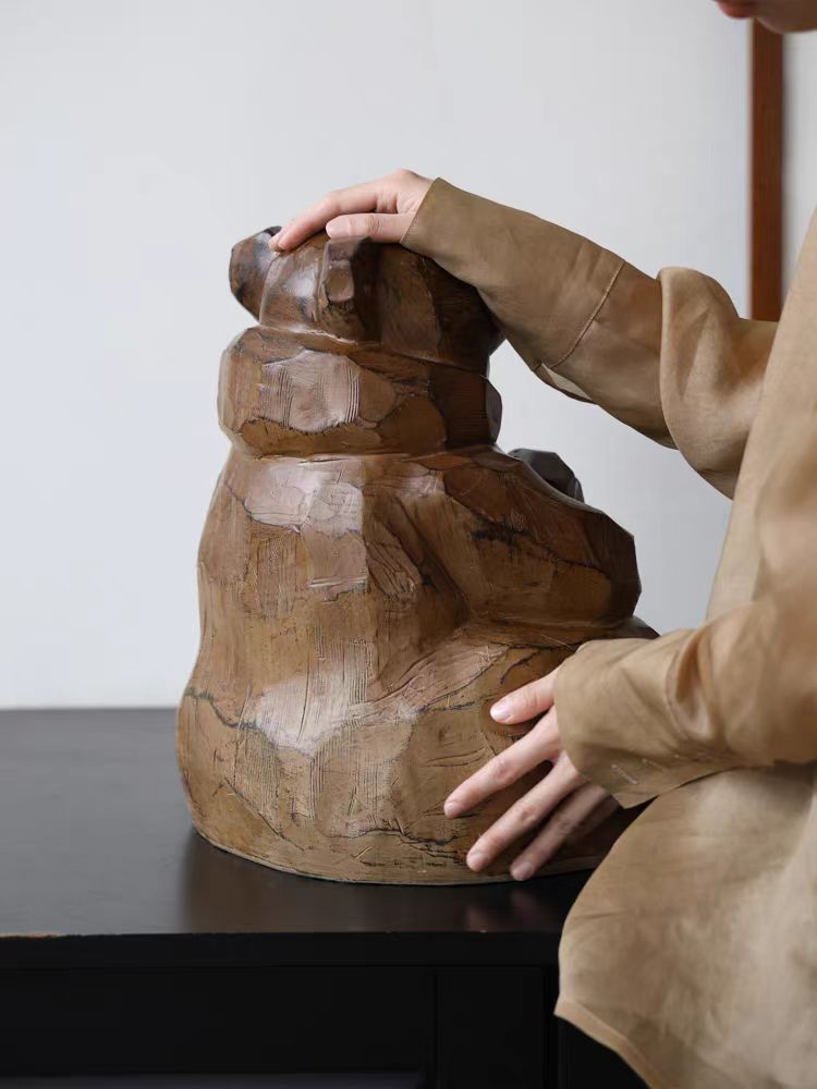 DC240 - Home Collection of Hokkaido craftsmen "Guardian Bear" wood-like resin foyer ornament