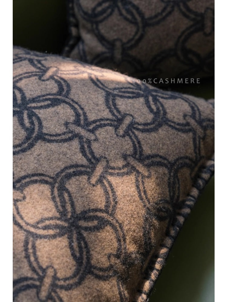 BD053 - Vintage Style Double-Sided Wool Cushion: Pig Nose Chain Design